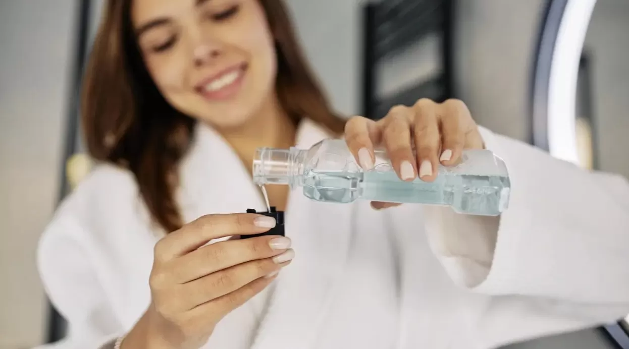  Cara pakai obat kumur yang benar penting untuk kesehatan mulut. drg Titik Nurhayati dari IPB beberkan panduan dan jenis obat kumur sesuai kebutuhan.  ((copyright Freepik)