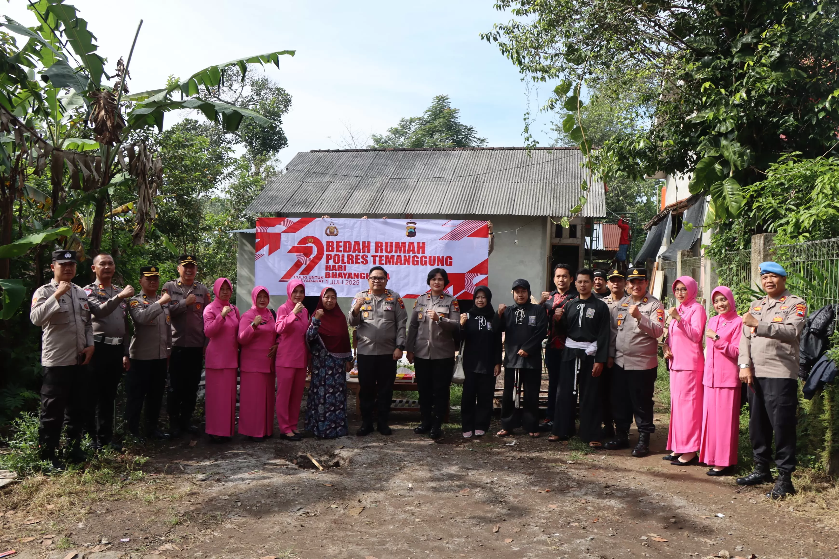 Kapolres Temanggung meninjau bedah rumah   (Ist)