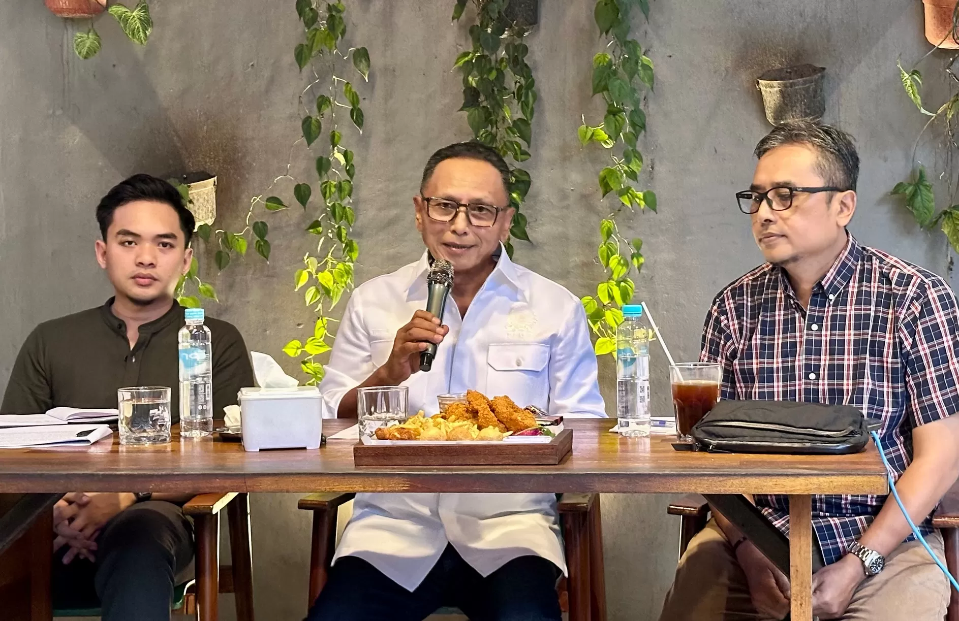 Totok Daryanto (tengah) bersama Kabag Hukum Pemkab Sleman saat memberikan pernyataan (Harminanto)  