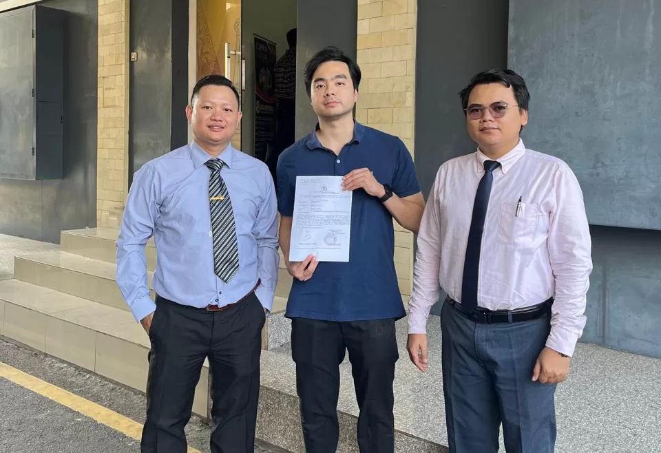 Eric Hartanto Kepala Kantor PT Rajawali Lubrindo (tengah) didampingi Shendy Pratika dan Budi Hermawan (kanan) saat menunjukkan laporan polisi yang dilakukan di Polda DIY. (Dok Kuasa Hukum)