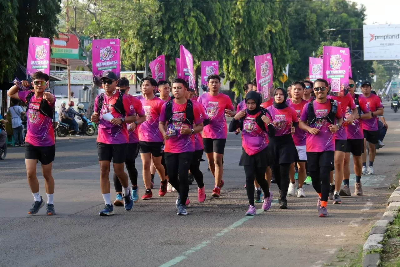 Suasana road to KAI Bandara Glow Night Fun Run