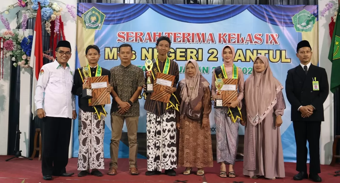 Para siswa kelas IX MTsN 2 Bantul yang menerima penghargaan dari madrasah foto bersama   (Ist)