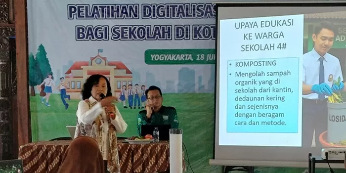 Salah satu narasumber sedang memaparkan materi dalam  acara pelatihan digitalisasi pengelolaan sampah bagi sekolah di Kota Yogya.  