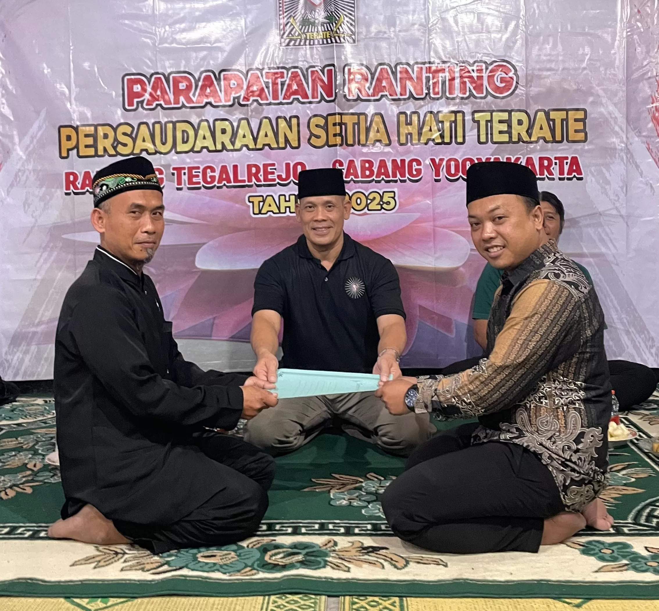 Proses serah terima hasil Perapatan Ranting Tegarejo PSHT Yogyakarta (Foto Dokumen)