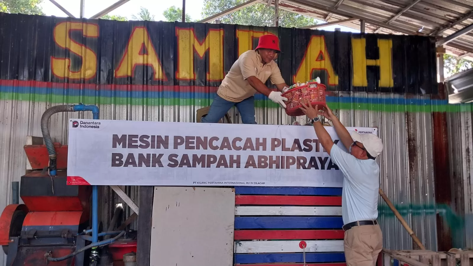 Direktur Operasi PT KPI Didik Bahagia saat mencoba pengolohan sampah plastik Bank Sampah Abhapraya Kutawaru, Cilacap Tengah  (R Maksum Noor)