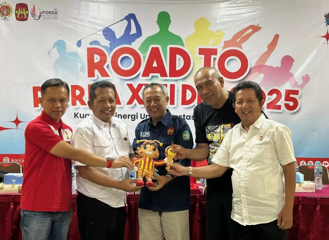  Penyelenggara Porda XVII saat mengangkat Maskot Silalang bersama-sama    ((Harminanto))