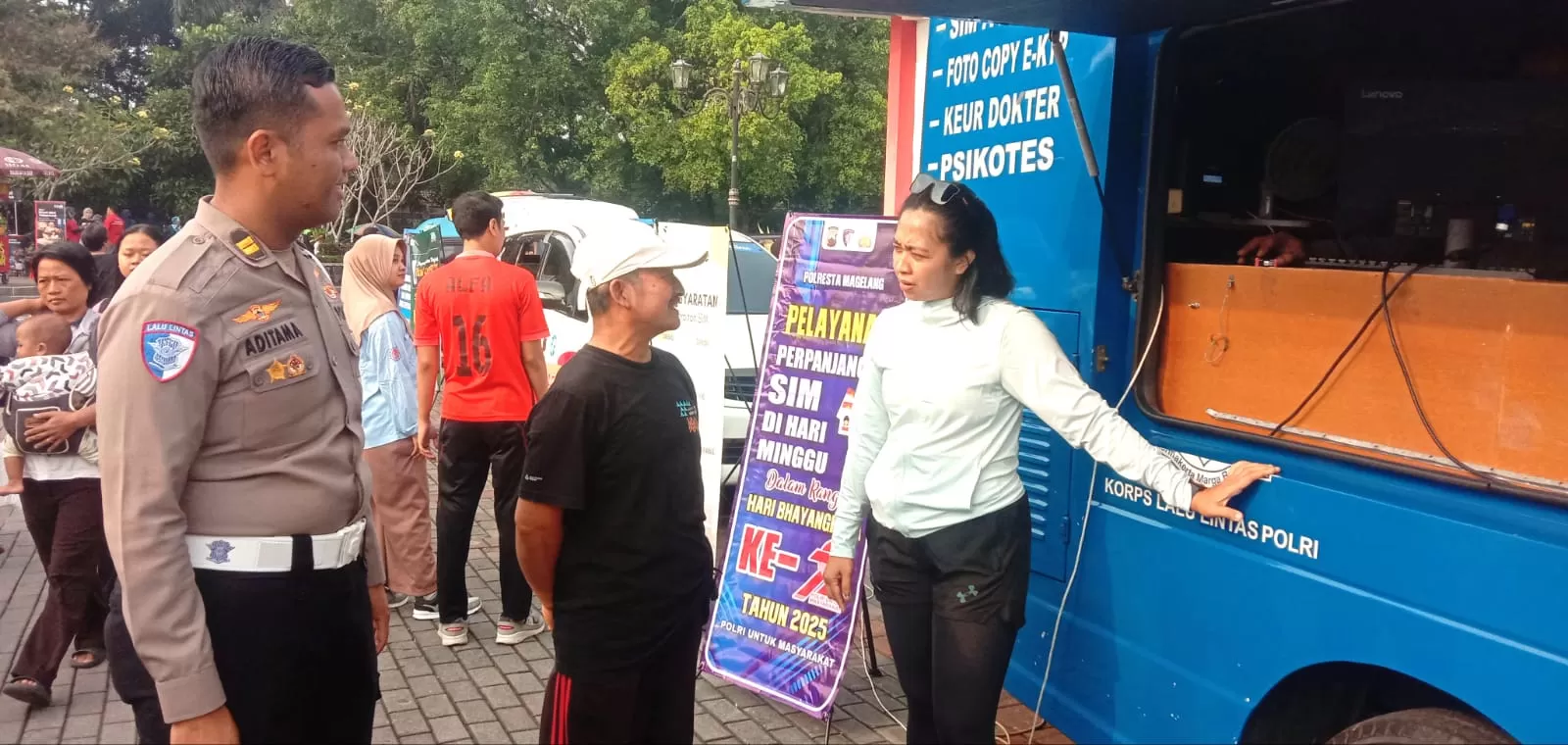 Kasat Lantas Polresta Magelang saat berbicara dengan salah satu warga. (Thoha)