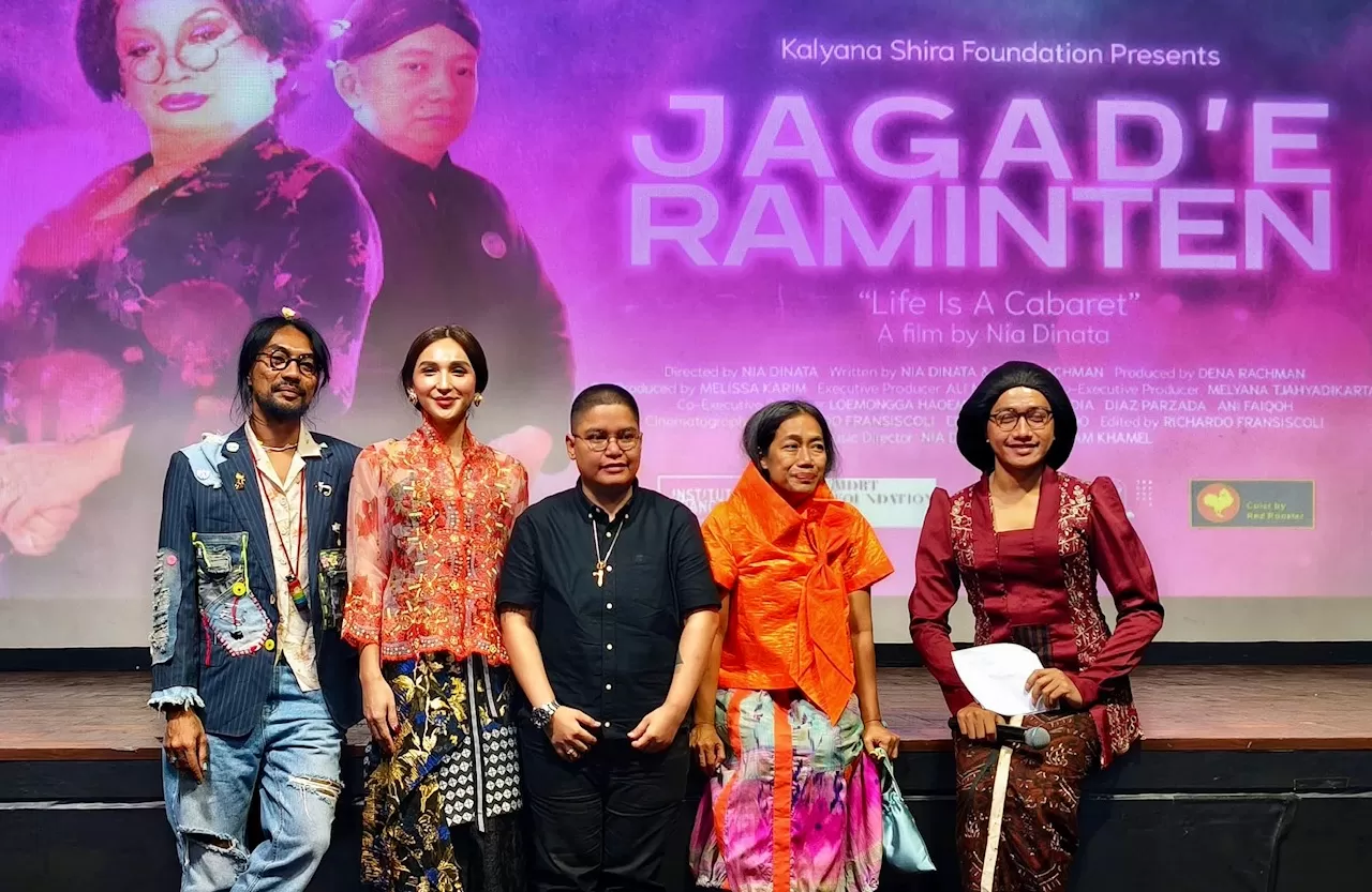 Para pembuat Jagad'e Raminten saat berfoto (Harminanto)