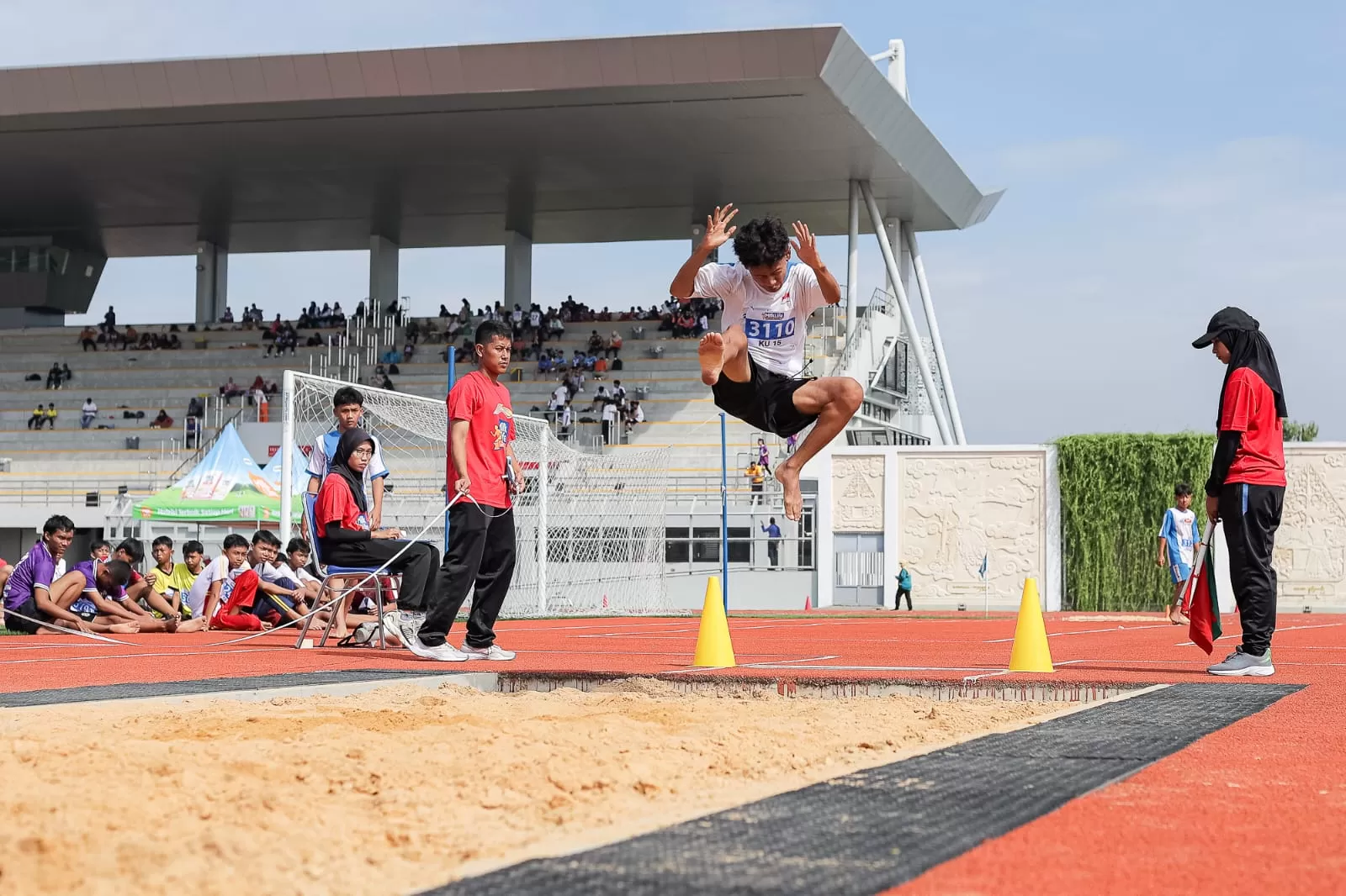 Lompat jauh, salah satu nomer yang dilombakan dalam kompetisi MilkLife Athletics Challenge di Supersoccer Arena Rendeng Kudus, di laga akhir oada Minggu (22/6). --(Ist)--