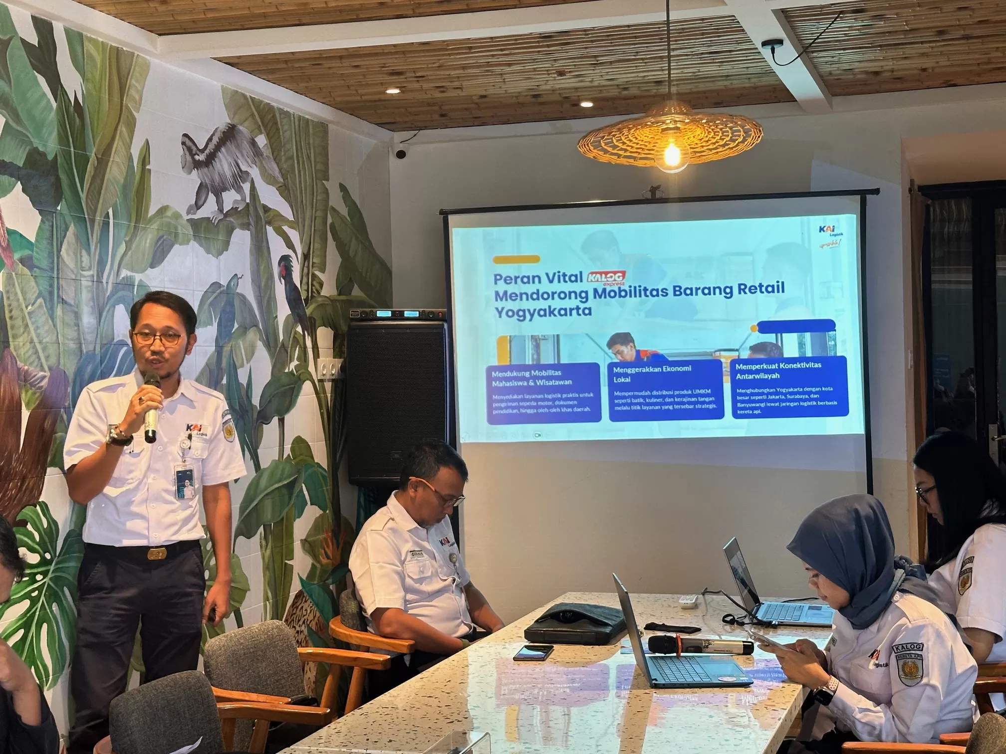 KAI Logistik saat memberikan pemaparan pada media (Harminanto)  