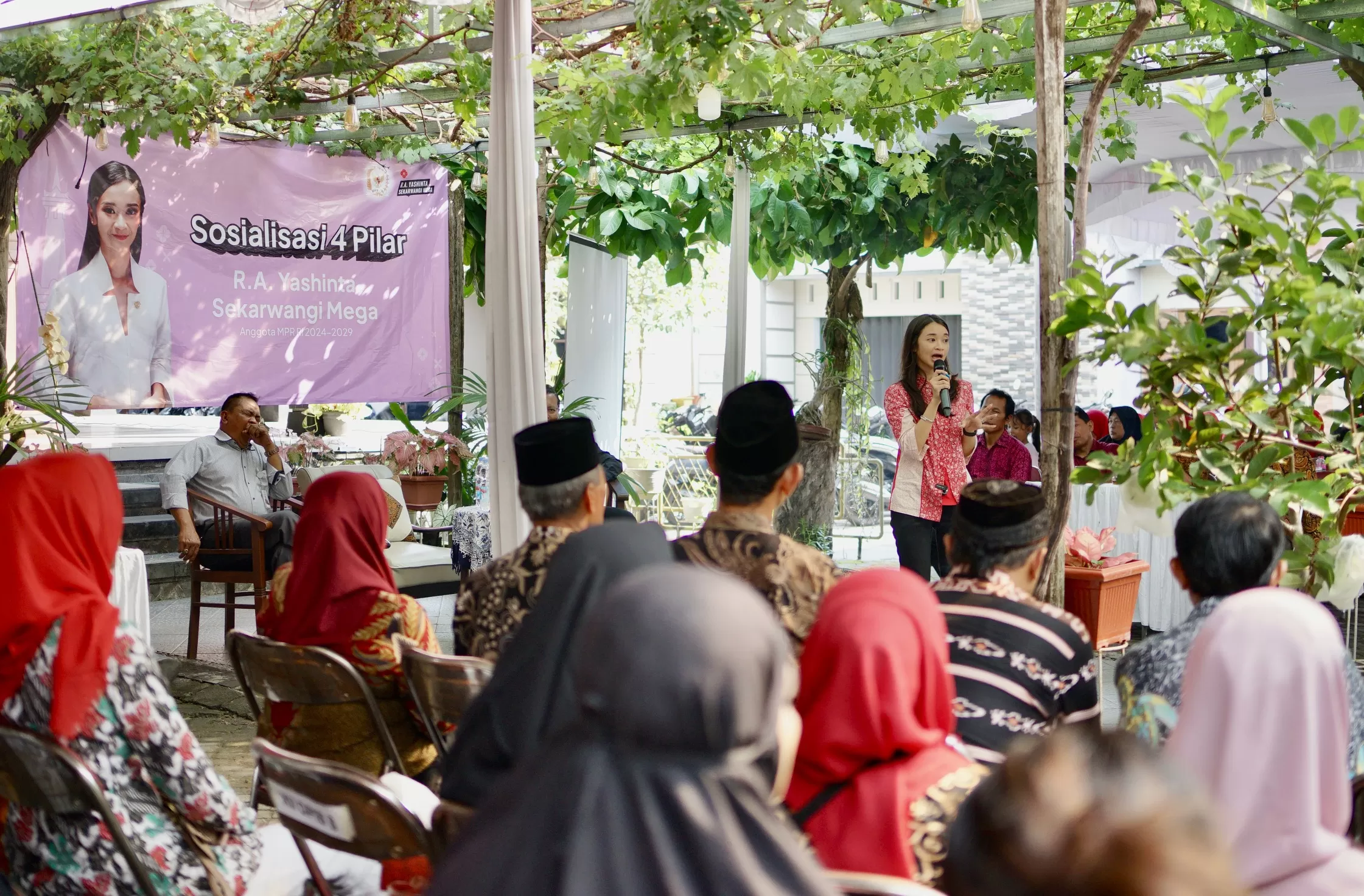 Mbak Yashinta saat berbicara pada masyarakat