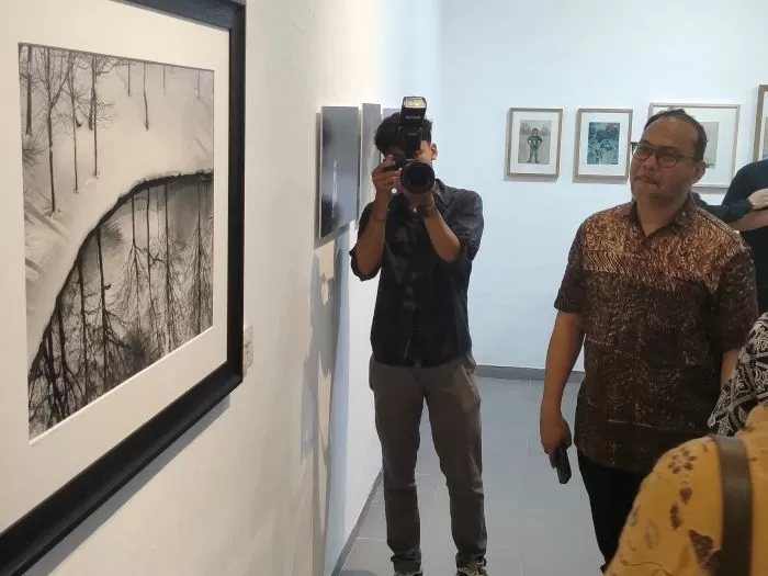 Peninjauan pameran fotografi internasional usai dibuka   (Juvintarto)