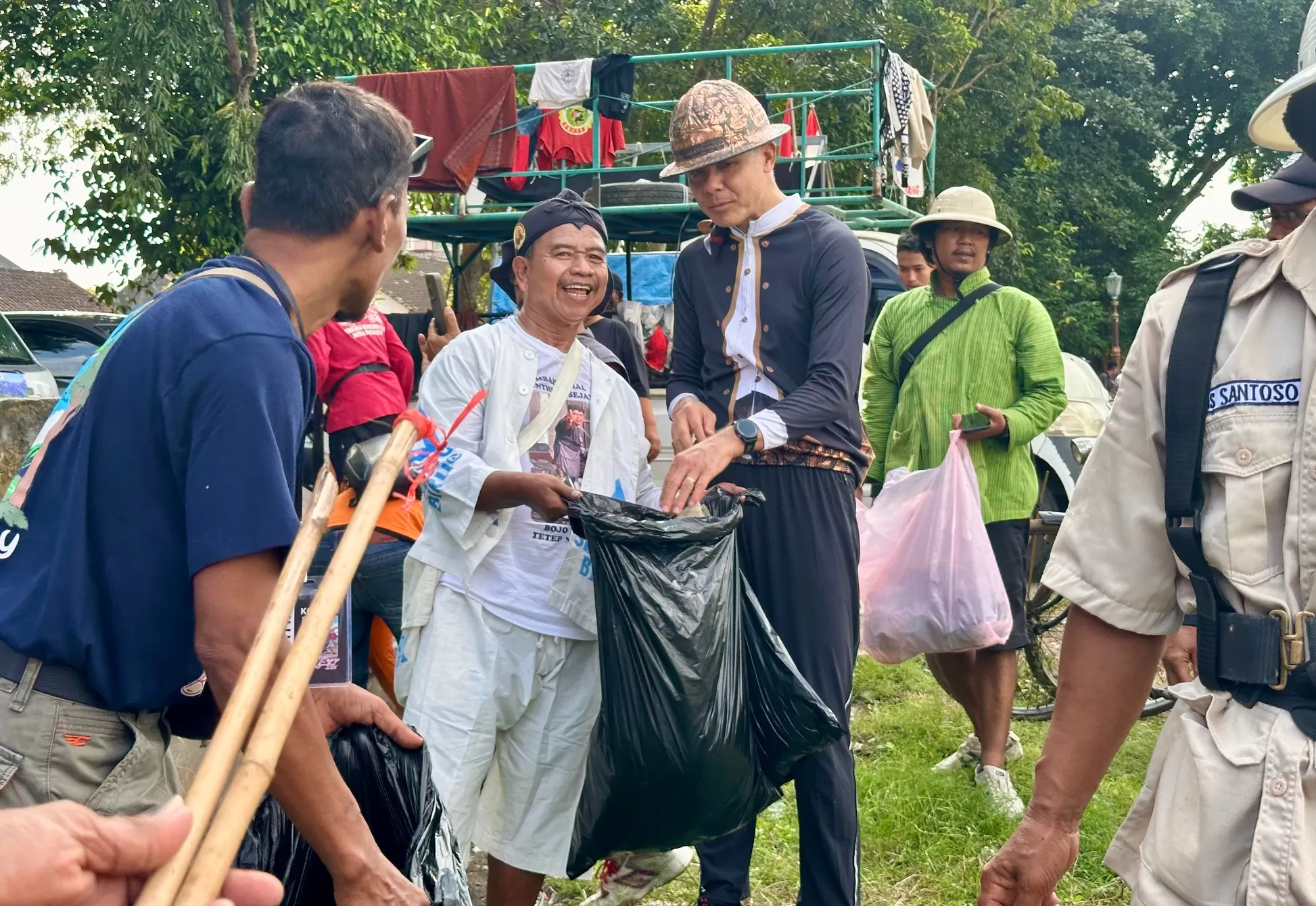Ganjar Pranowo bersihkan sampah bersama komunitas pesepeda tua di Lapangan Minggiran (Harminanto) 