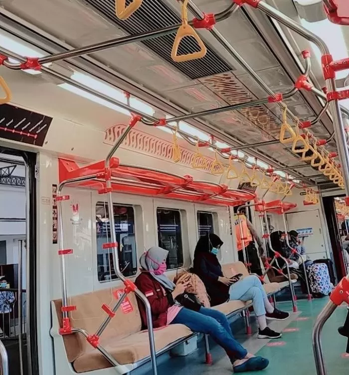 Suasana dalam KRL (Pinterest)