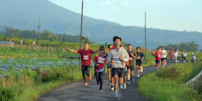Atlet menunjukkan prestasi terbaik.