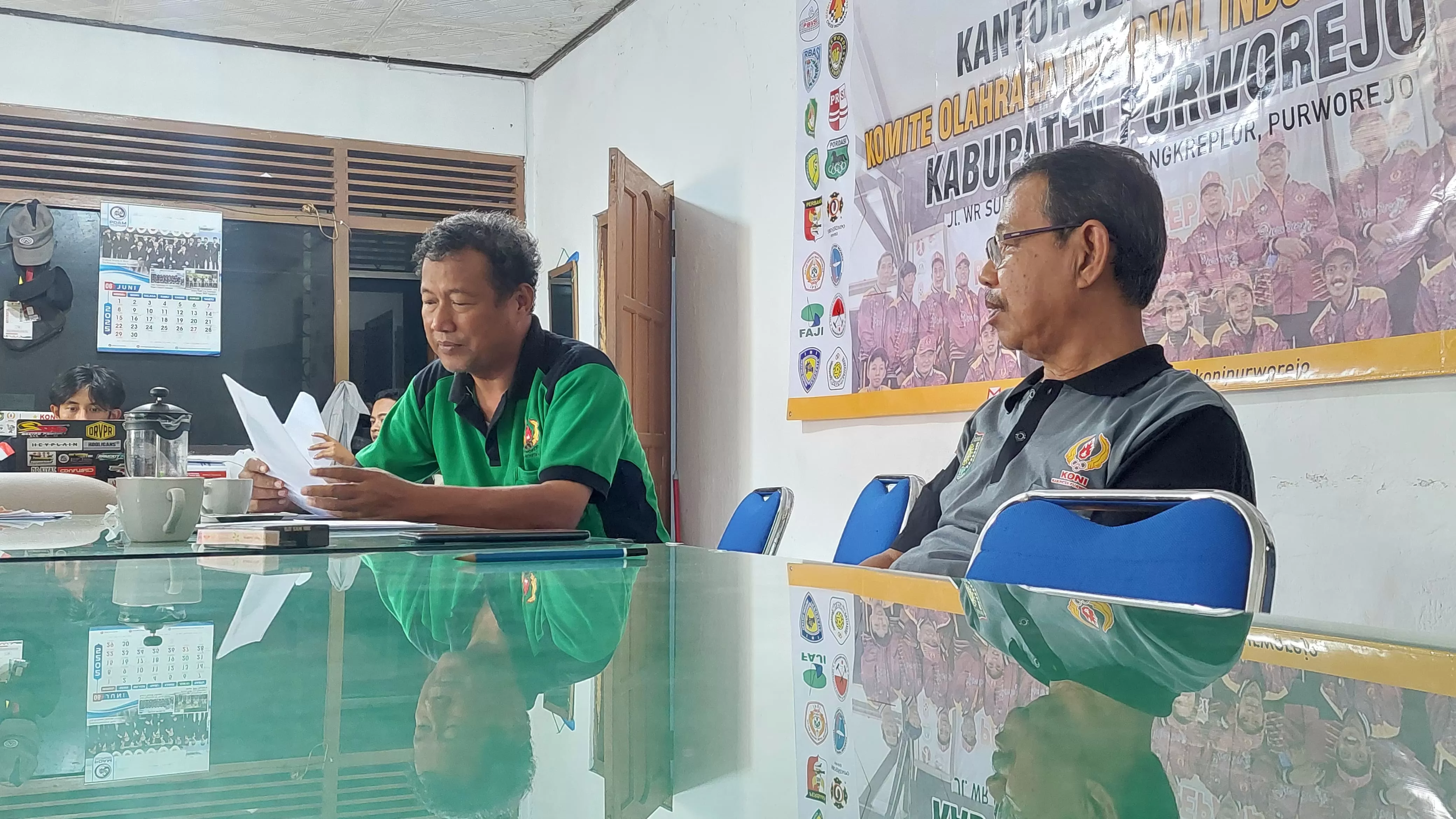 Ketua KONI Purworejo Sumaryanto didampingi  Bendahara KONI Purworejo, Widiarso Yuliastono saat diwawancara media di kantor KONI setempat. (Hendri Utomo)