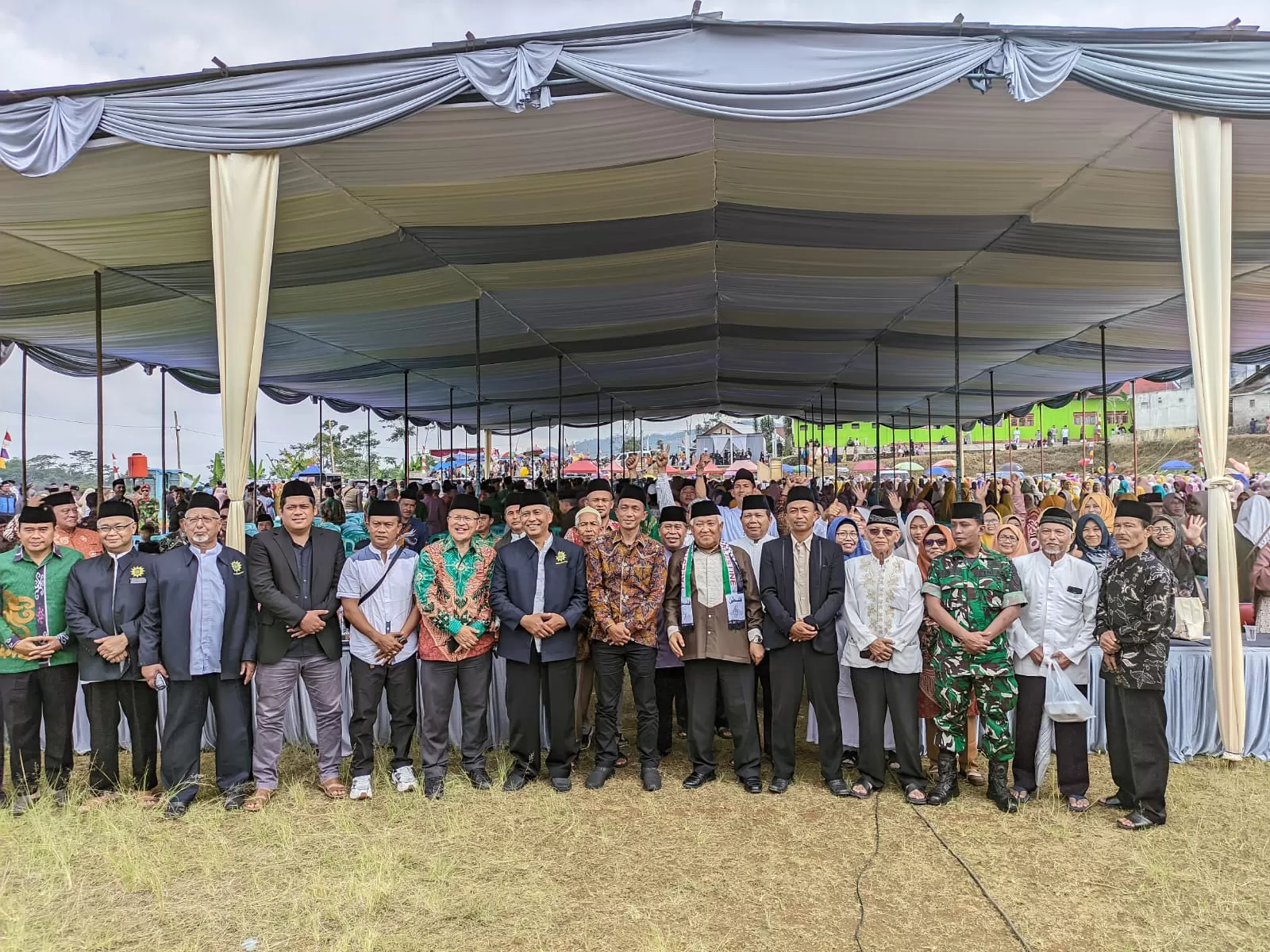  Suasana pengajian dengan Jemaah memenuhi lapangan Sepakbola Desa Deles   ( ISTIMEWA)