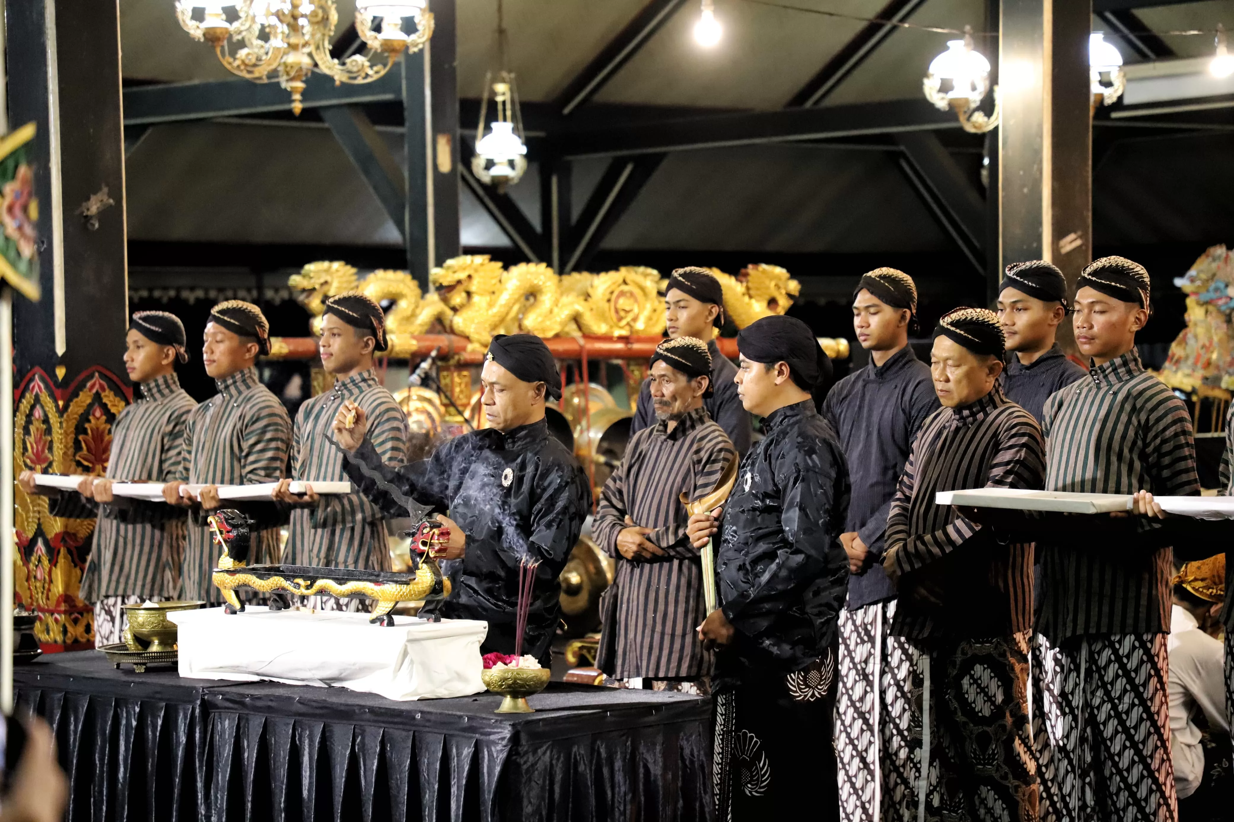 Jamasan pusaka di Pendapa Rumah Dinas Bupati  Purworejo.  (Ist)