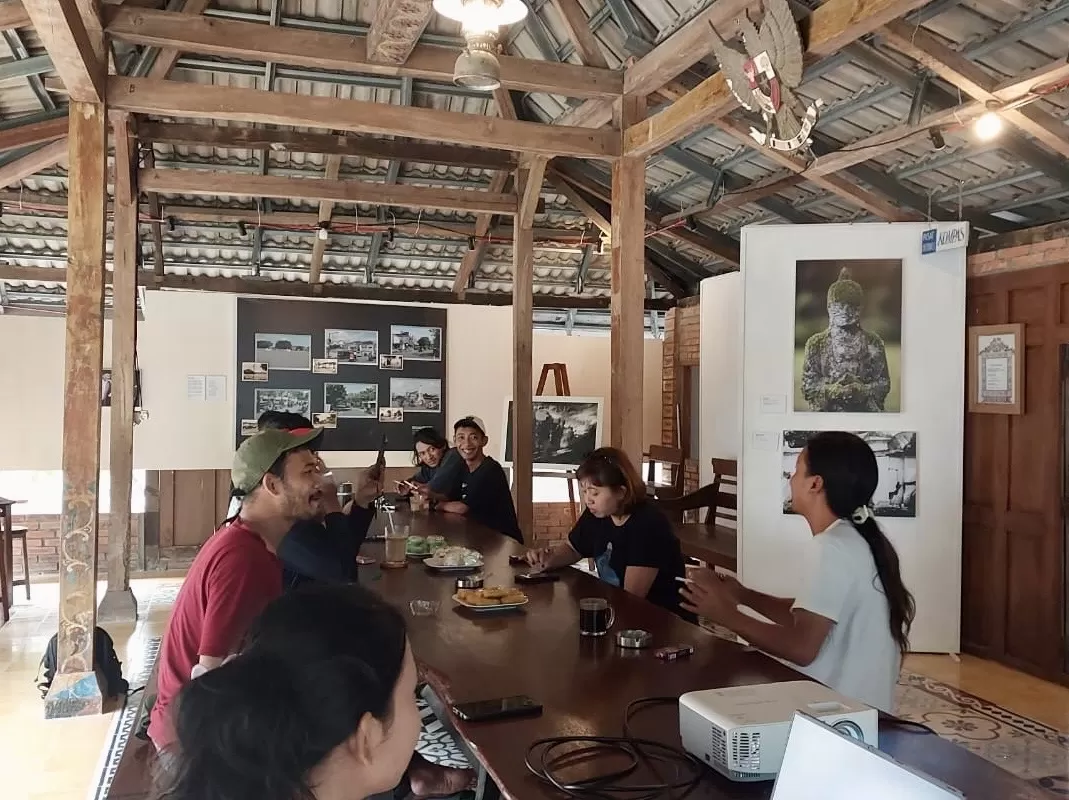 Penyelenggara saat berdialog terkait festival 