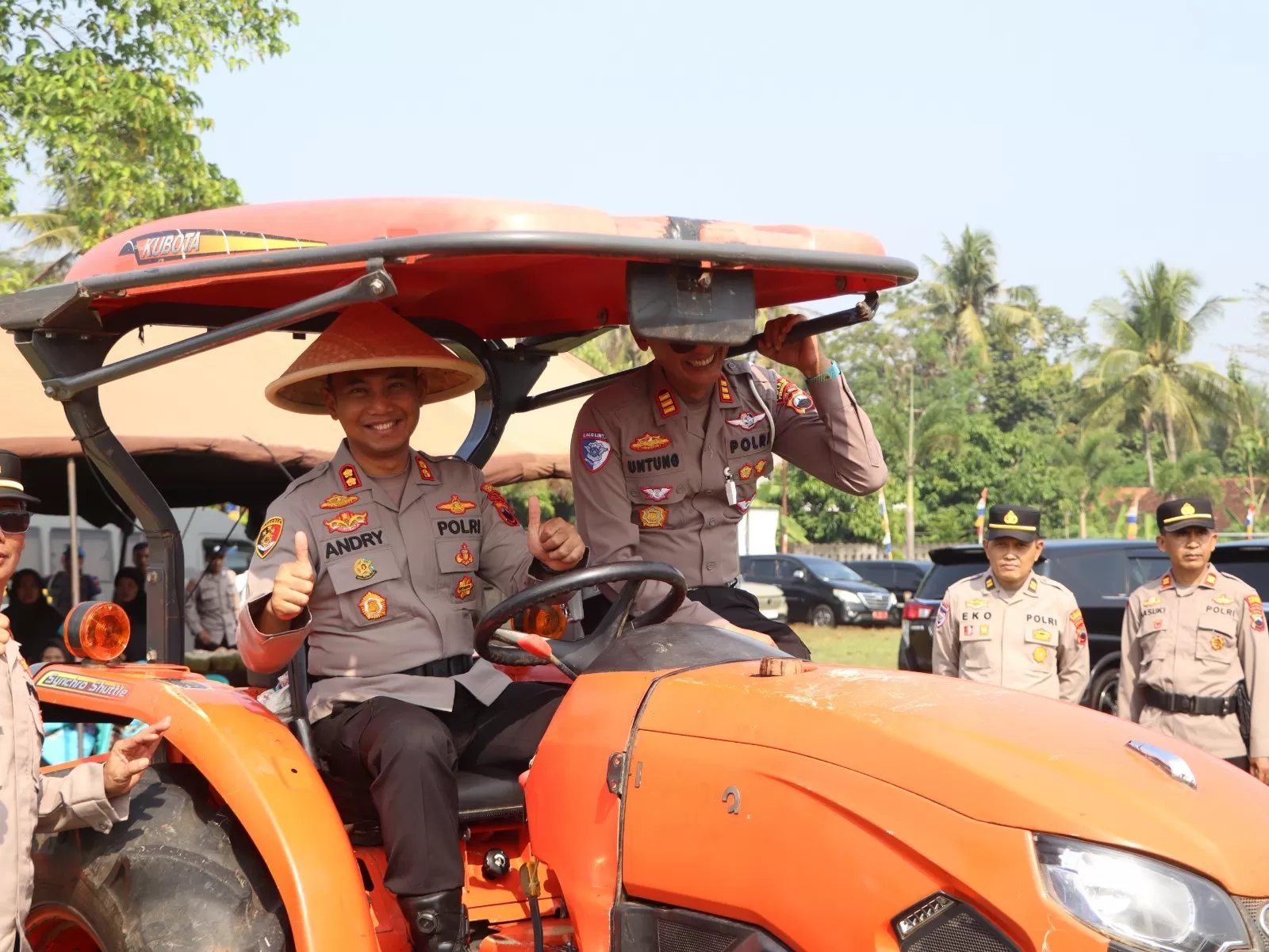 Kapolres Purworejo AKBP Andry Agustiano, S.I.K., M.Si. mengoperasikan traktor untuk penanaman jagung di Desa Kalimiru, Kecamatan Bayan, Purworejo.  (Hendri Utomo)