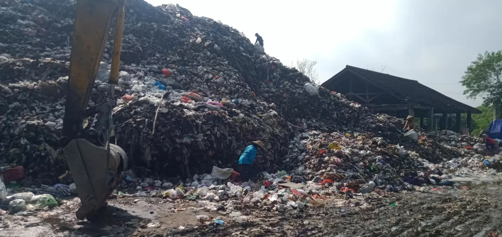    : bukit sampah TPA Sukosari Karanganyar ( (foto:Abdul Alim) )