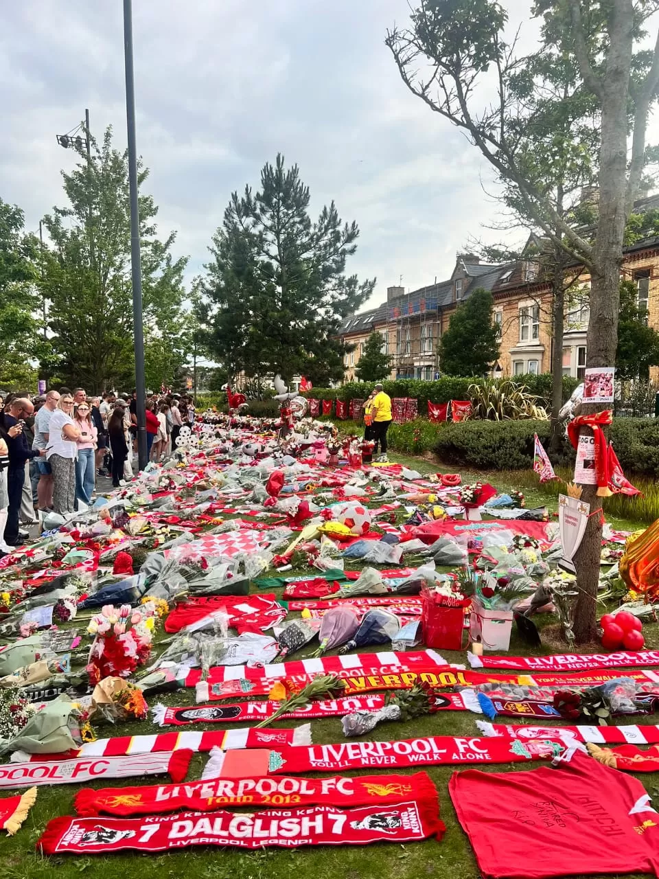 Kaos dan syal yang ditinggalkan di luar Anfield oleh penggemar Liverpool untuk mengenang Diogo Jota. (akun X The Anfield Buzz)