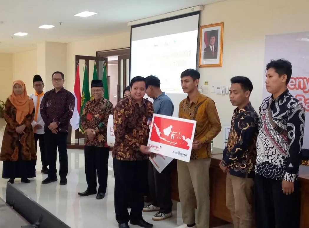 Foto: Istimewa Penyaluran program Peduli Guru dengan Fitrimu.