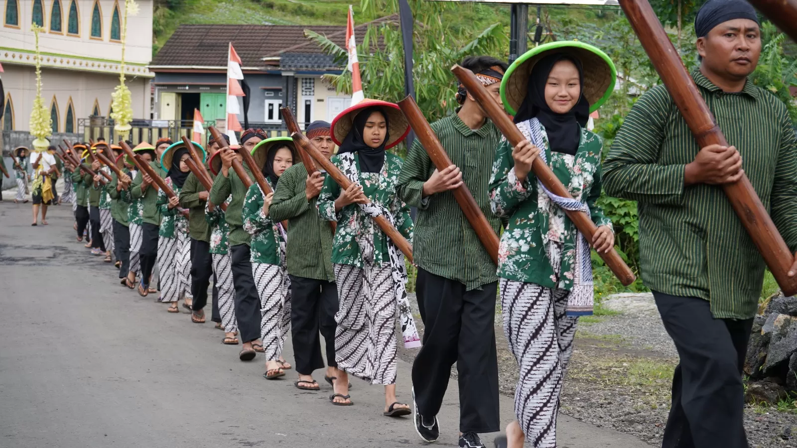 Ratusan warga membawa lodong wadah air tuk Sikopyah ( TOTO R)