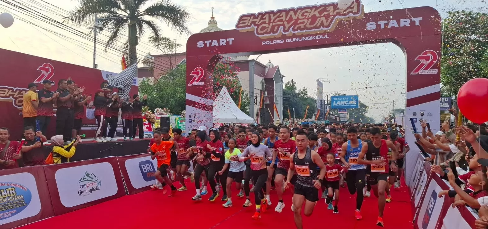 Pelepasan peserta Bhayangkara Run. (Dedy EW)