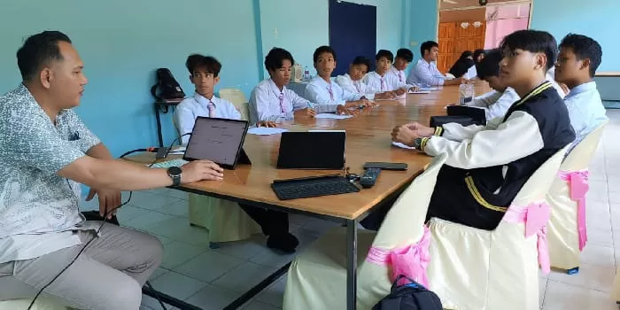 Dua dosen UAD, Bambang Robi'in dan Muhammad Saeful Effendi saat memberikan pelatihan interaktif berbasis ICT dan AI kepada guru dan siswa di Kalamullah Al-Quran and Multilingual School, Pattani.