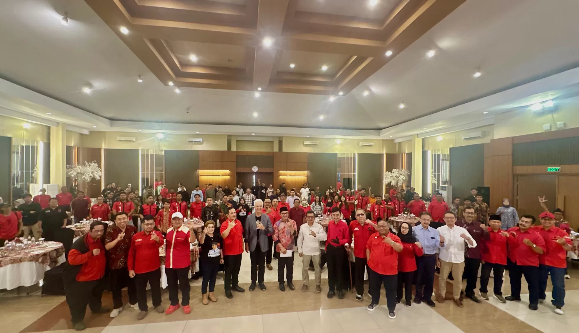 Peserta seminar kebangsaan berfoto bersama Ganjar Pranowo (Harminanto)