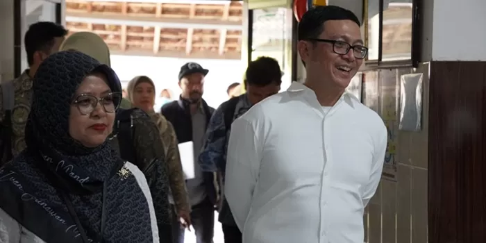 Anggota Dewan Pengawas BPJS Kesehatan, Ibnu Naser Arrohimi (kanan) berkeliling di bangsal rawat inap bersama Direktur RSUD Wonosari, Diah Prasetyorini (kiri).