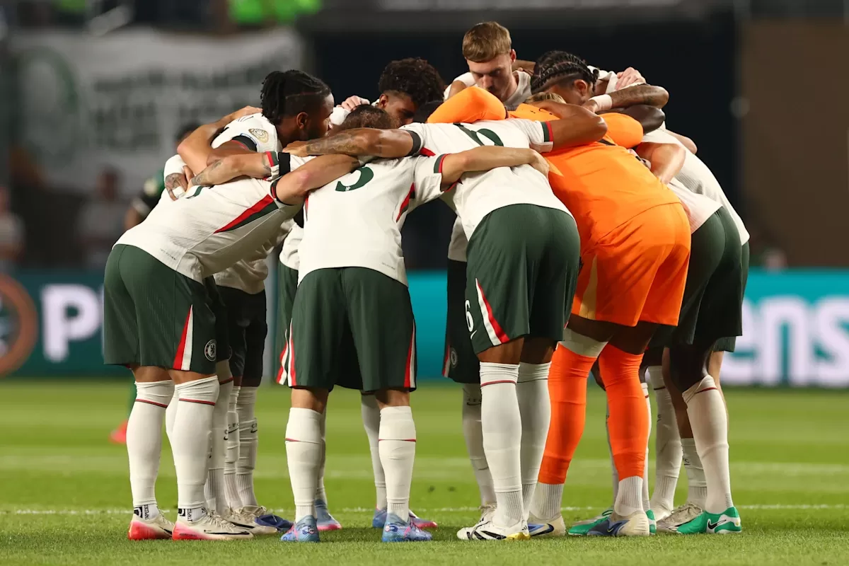 (Cole Palmer dan kawan-kawan yang sedang berdiskusi kala menjamu wakil asal Brasil, Palmeiras, pada Sabtu (5/7/2025). (Sumber foto: Chelsea FC)