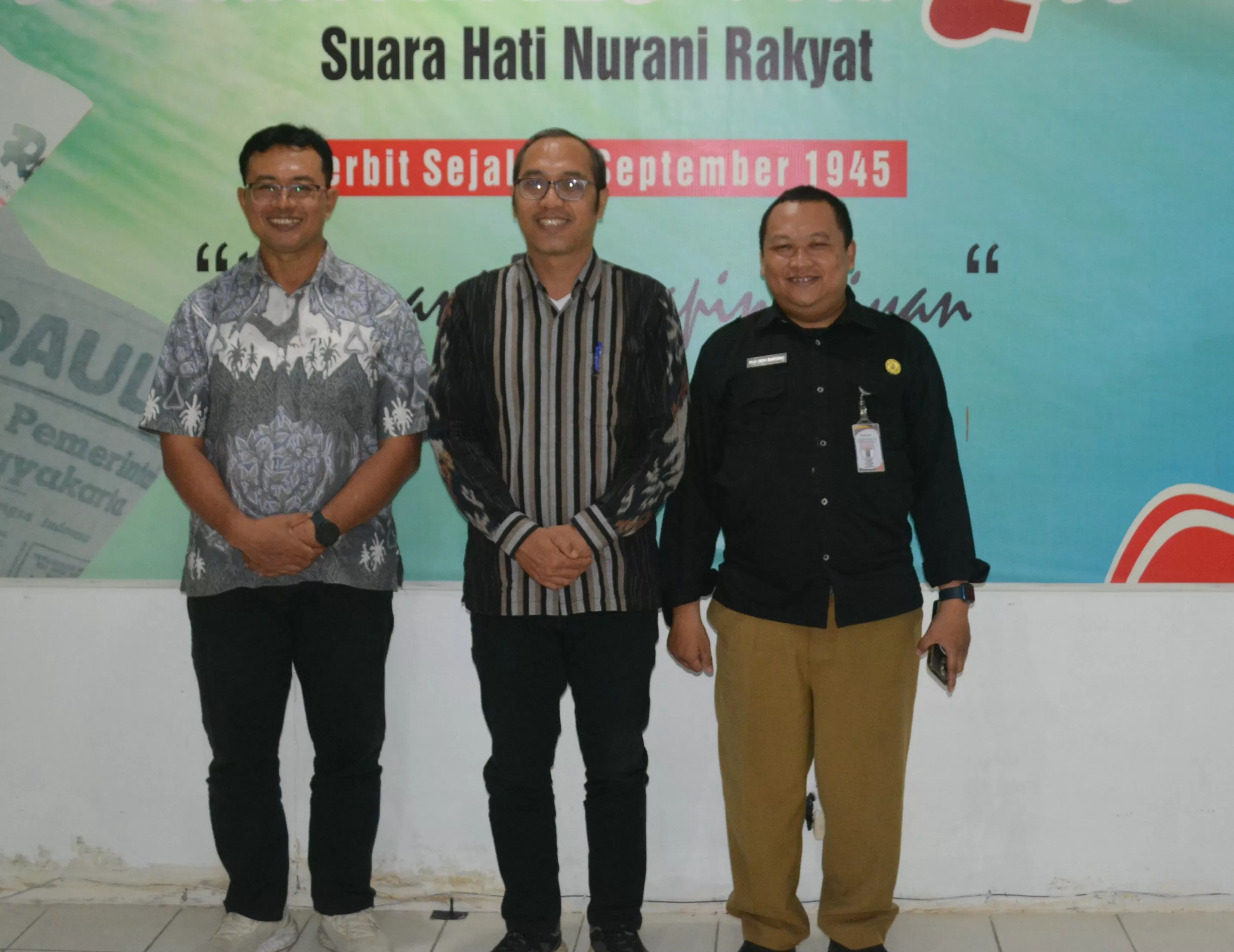 Ketua KPU Kota Yogya bersama komisioner lainnya dan staf saat berada di KR. Foto Abrar Kotto