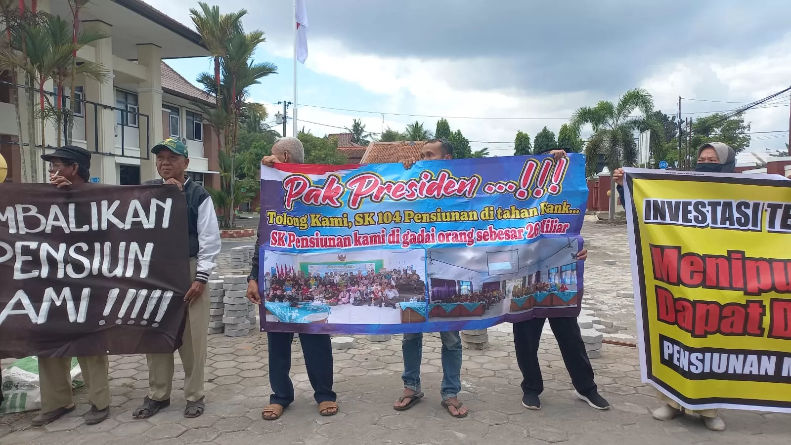 Kekecewaan korban penipuan ditunjukkan dengan membentangkan spanduk bernada keluhan usai sidang putusan di PN Purworejo.  (Ist)