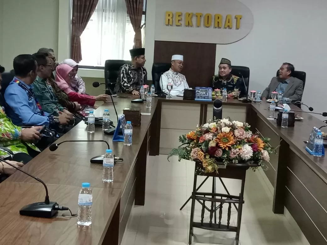 Ustad Das'ad Latif disambut Rektor Unimus sesaat sebelum memberi ceramah. (Foto Sugeng I)