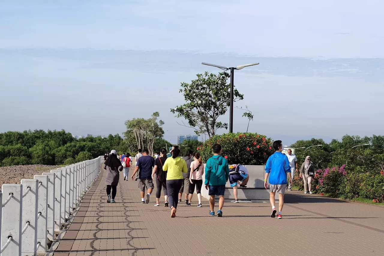 Foto: Jalan kaki secara rutin dapat dilakukan di ruang terbuka pada pagi atau sore hari  ((pixabay/ignartonosbg))