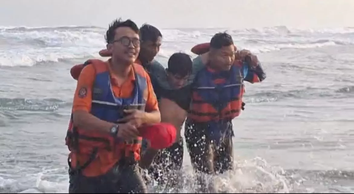 Foto KRJudiman Ketika petugas Tim SAR ketika menolong korban.