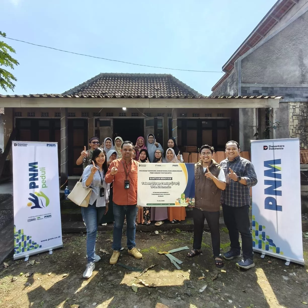  PNM secara simbolis menyerahkan bantuan untuk renovasi TQC TPA Al Amin.&nbsp;KR-Istimewa