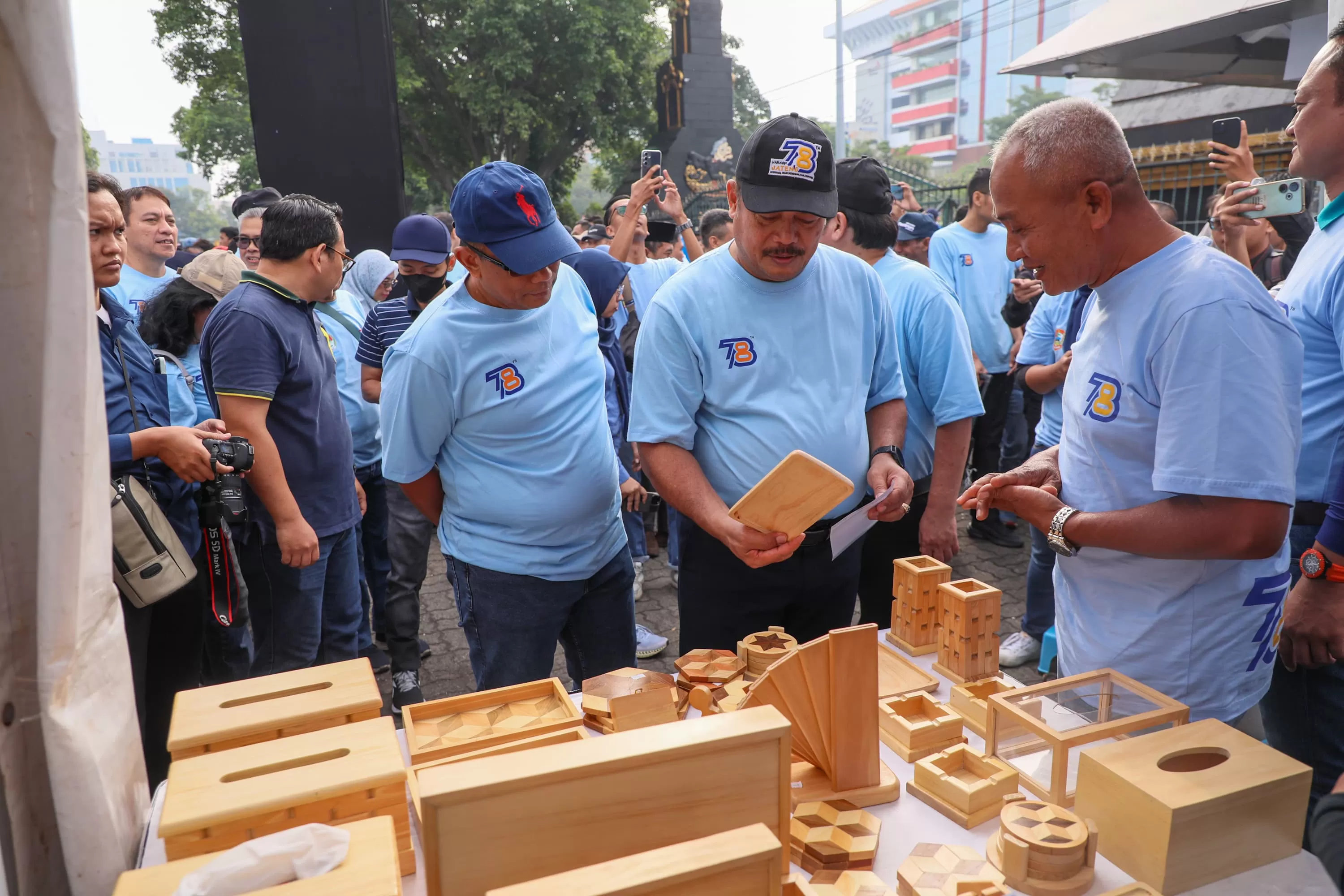 Asisten Ekonomi dan Pembangunan Provinsi Jateng, Sujarwanto Dwiatmoko sedang meninjau area pameran dalam HUT ke-78 Koperasi (Foto; Humas Pemprov Jateng)