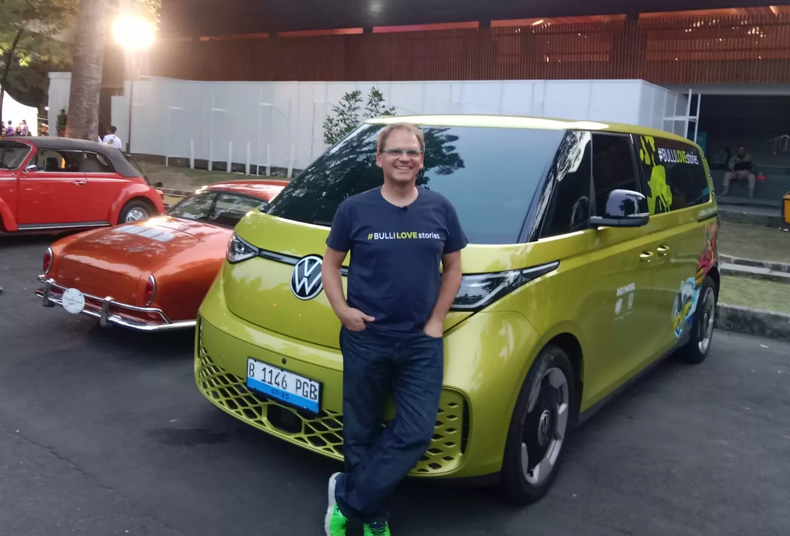 Schl&uuml;ter, Spokesperson for Volkswagen Commercial Vehicles Old-timer & Campervans mejeng di depan ID.BUZZ (Ary B Prass)