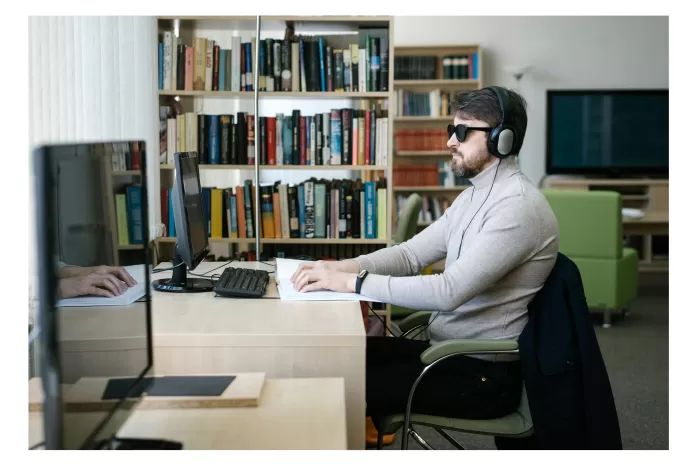  Seorang pria beraktivitas di depan komputer  (Pexels)