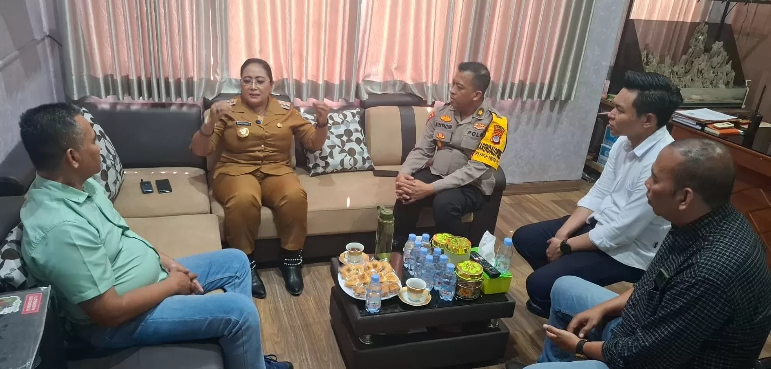 Bupati Gunungkidul Endah Subekti Kuntariningsih MP saat melaporkan pencatutan namanya di Polres Gunungkidul (Foto Deddy)