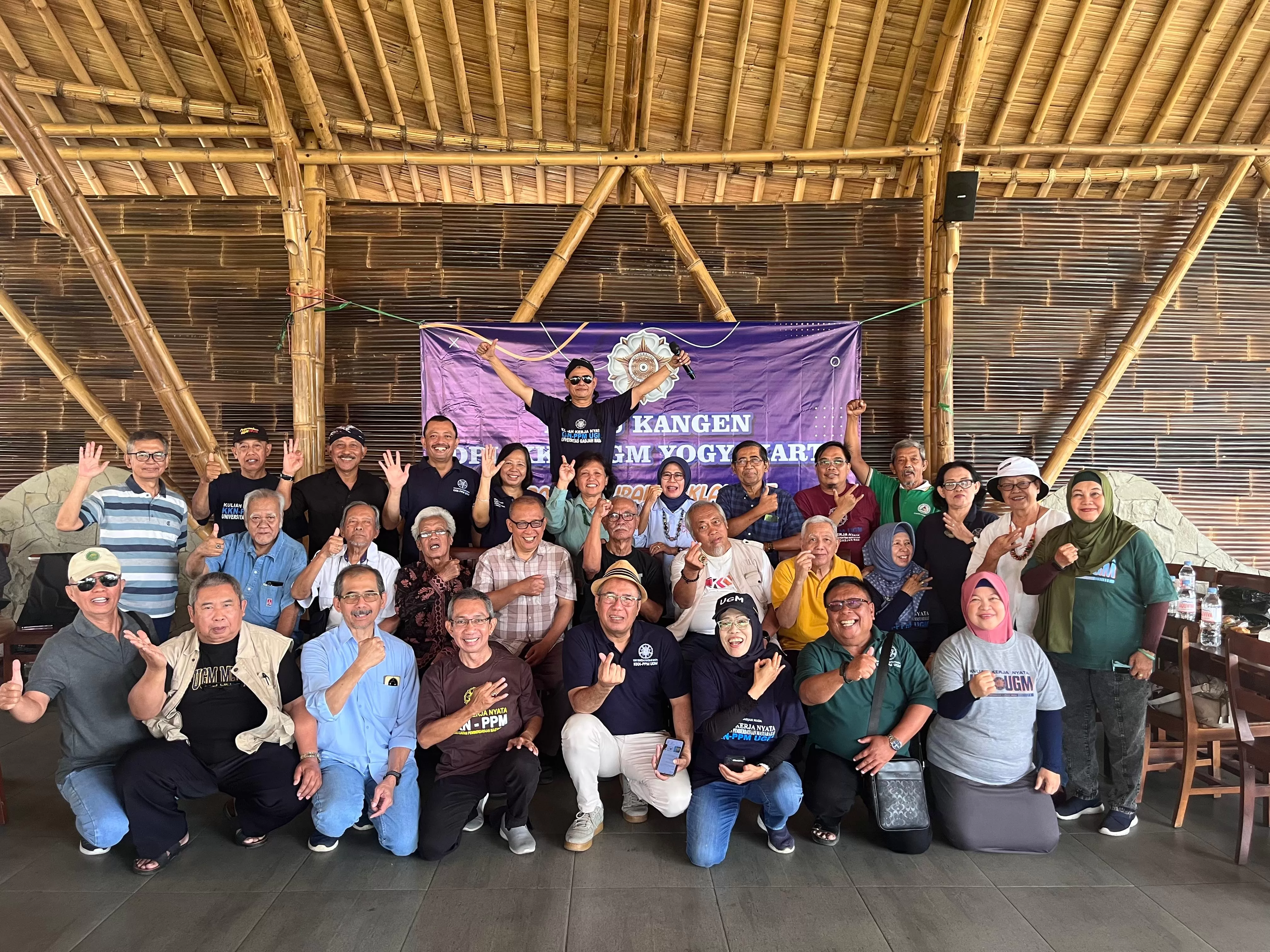  Dosen Pembimbing Lapangan (DPL) &ldquo;lawas&rdquo; atau senior dari Kuliah Kerja Nyata (KKN) Universitas Gadjah Mada (UGM) menggelar acara Temu Kangen pada Minggu, (13/7/2025), di Bebek Pondok Galih (Istimewa)