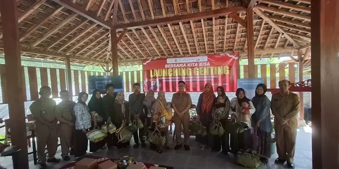  Pemberian ayam mencegah stunting. (Foto: Dedy EW)  