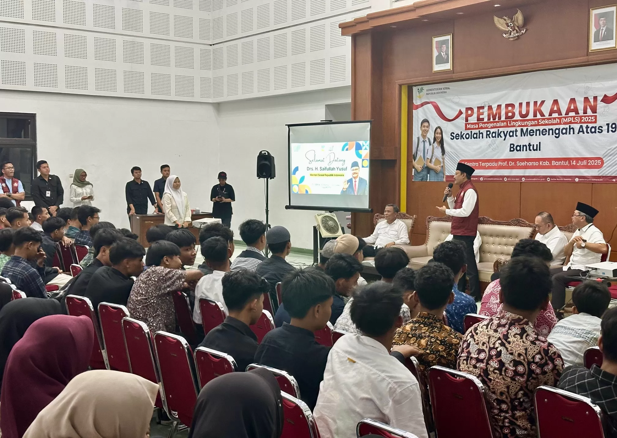 Gus Ipul saat berbincang dengan siswa di Sekolah Rakyat Menengah Atas 19 Bantul DIY (Harminanto)