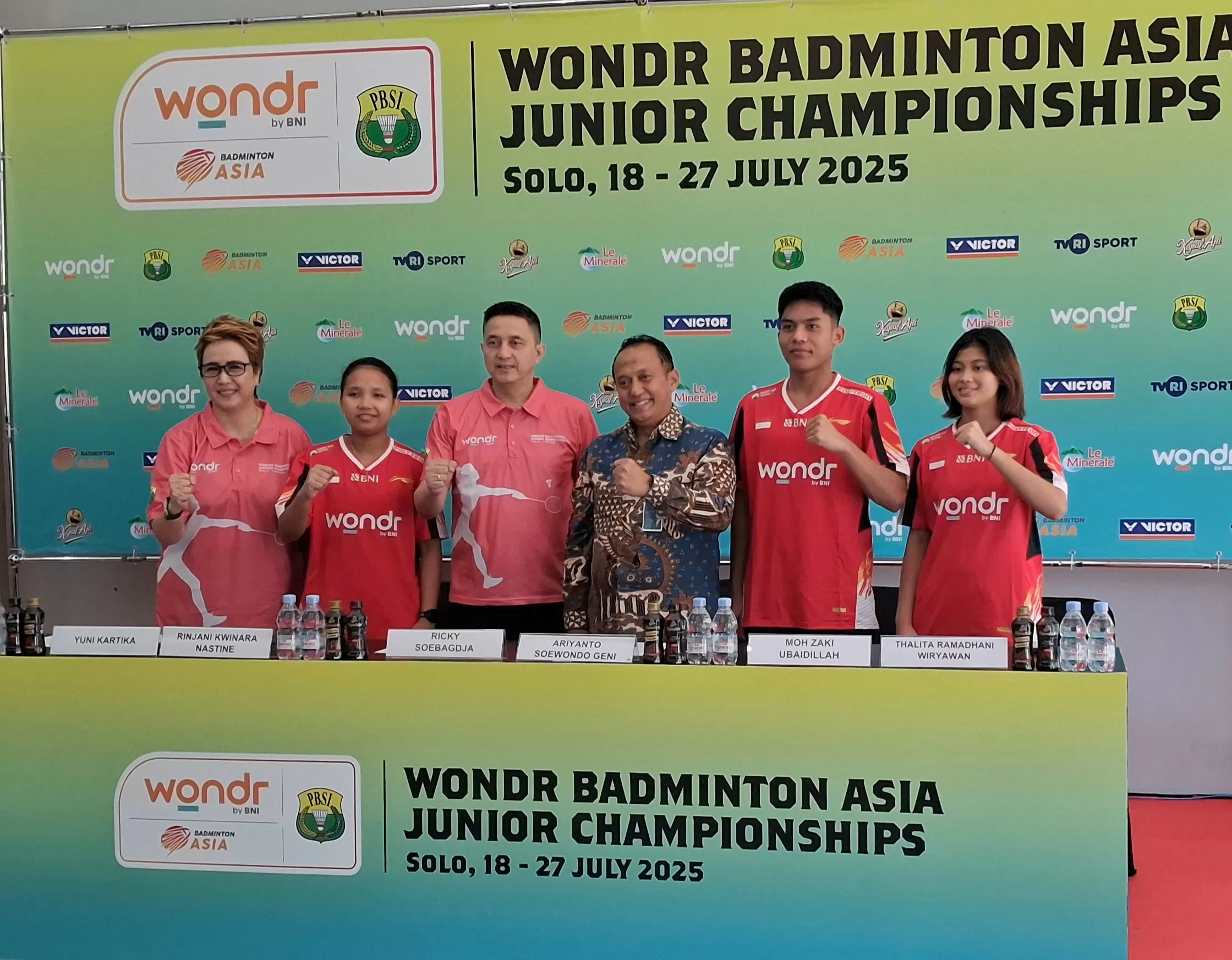 Zaki Ubaidillah bersama pemain lain bersama Ricky Soebagdja (Qomarul Hadi)