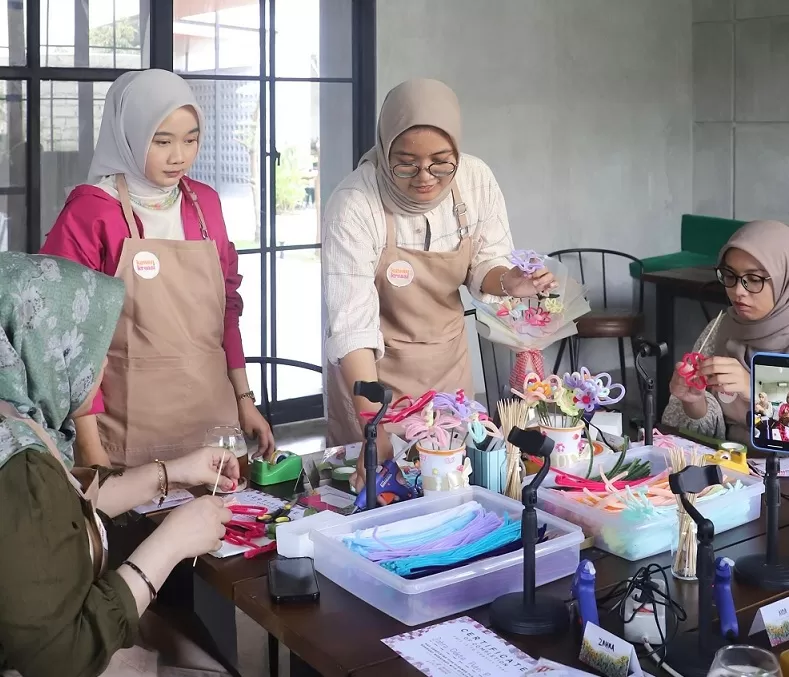 Deskripsi foto: Pipe Cleaner Flower (Foto: Pytathings)