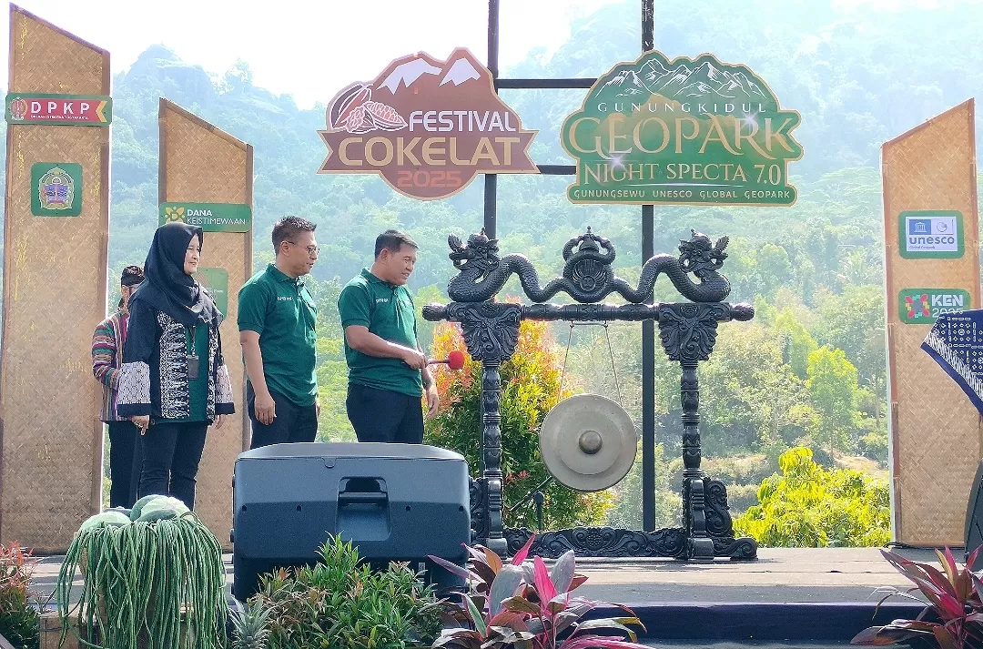 Foto: Devid Permana Pembukaan Festival Cokelat Nglanggeran 2025 ditandai pemukulan gong.