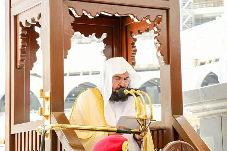 Khatib menyampaikan khutbah Jumat di mimbar Masjidil Haram (pinterest)